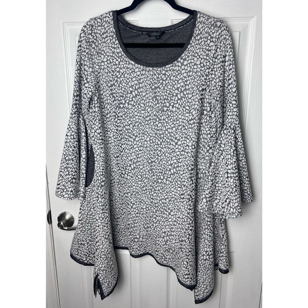 For HER nyc Shirt Bell Sleeve Flowy Long Gray White Top Pockets Size Small